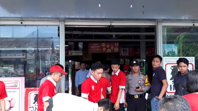 Evakuasi karyawan yang terjebak ambrolnya atap gedung Superindo Istana Majapahit, Semarang. Foto: Dok. Istimewa