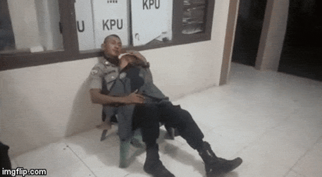 Brigadir Teuku Murizal Saputra tengah meninabobokan anaknya saat bertugas mengawal rekapitulasi perolehan suara Pemilu 2019 di Aceh Utara. Foto: Koleksi pribadi