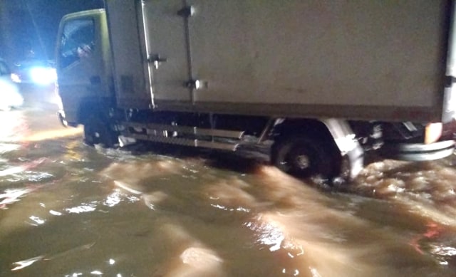 Ilustrasi banjir di jalan tol. Foto: Twitter/@TMCPoldaMetro