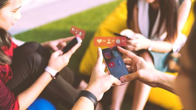 Ilustrasi menggunakan sosial media. Foto: Shutter Stock