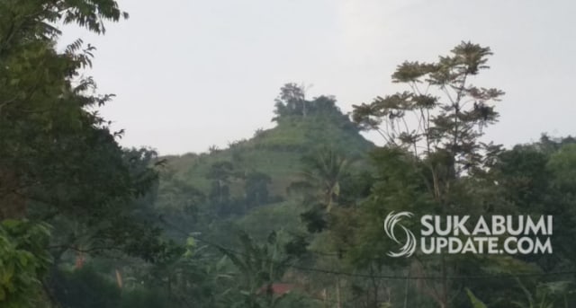 Bukit Pasirsalam diduga akan menjadi mahkota longsoran akibat bencana pergerakan tanah di Kampung Gunungbatu, Desa Kertaangsana, Kecamatan Nyalindung, Kabupaten Sukabumi. Sumber Foto: Demmi Pratama
