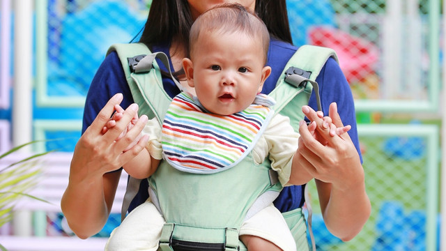 Gendongan Bayi Hipseat, Apa Artinya? Foto: Shutterstock