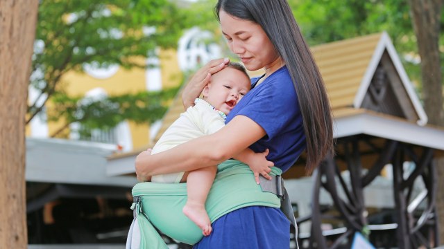 Ilustrasi gendongan hip seat. Foto: Shutter Stock