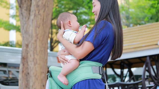 Ilustrasi gendongan hip seat. Foto: Shutter Stock