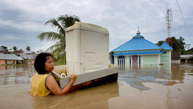 Warga mengevakuasi perabotan rumah tangga saat banjir di daerah perumahan Sawah Lebar Baru Balai Kota Bengkulu, Bengkulu, Sabtu (27/4). Foto: ANTARA FOTO/David Muharmansyah