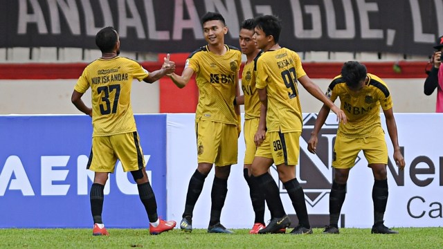Pesepak bola Bhayangkara FC Dendy Sulistyawan melakukan selebrasi bersama rekannya. Foto: Antara/Wahyu Putro A