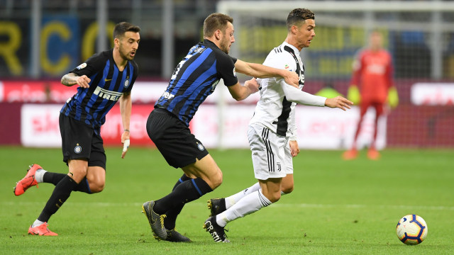 Cristiano Ronaldo dijaga ketat oleh Stefan De Vrij. Foto: REUTERS/Daniele Mascolo
