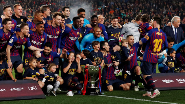 Barcelona merayakan kesuksesan meraih gelar juara La Liga 2018/19. Foto: Albert Gea/Reuters