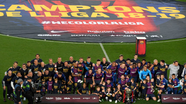 Selebrasi pemain FC Barcelona mejadi juara La Liga Spanyol di stadion Camp Nou, Barcelona, Spayol. Foto: AFP/LLUIS GENE