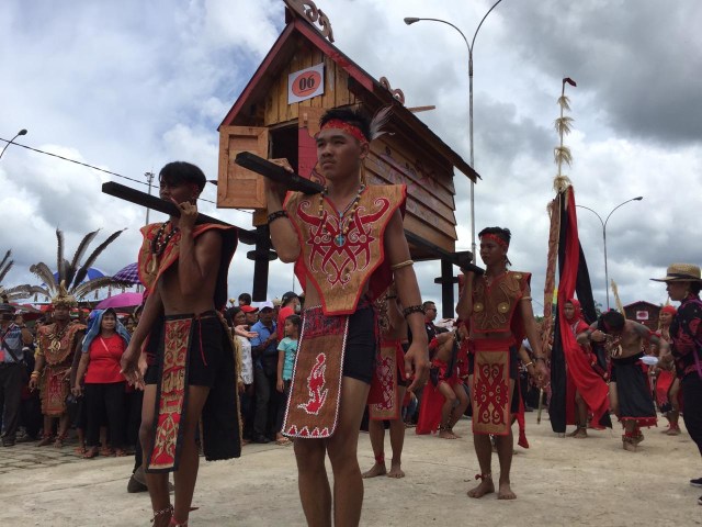 Prosesi mengantar padi hasil panen ke lumbung penyimpanan padi dalam ritual 'Naik Dango' (Gawai Dayak). Foto: Dok Hi!Pontianak