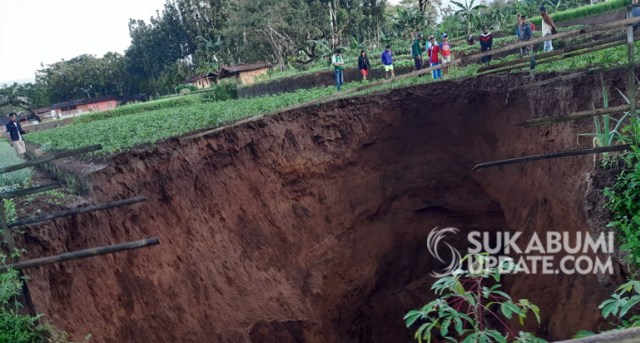 Lubang berukuran besar dengan kedalaman sekitar 12 meter di Kampung Legoknyenang, RT 05/RW 02, Desa Sukamaju, Kecamatan Kadudampit, Kabupaten Sukabumi. | Sumber Foto:Istimewa.