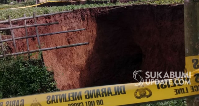 Lubang berukuran besar dengan kedalaman sekitar 12 meter di Kampung Legoknyenang, RT 05/RW 02, Desa Sukamaju, Kecamatan Kadudampit, Kabupaten Sukabumi. | Sumber Foto: Istimewa.