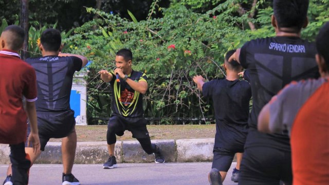 Coach Sparko, Herfain saat memimpin olahraga sparko di pelataran Taman Kota Kendari, Minggu (28/4). Foto: Mufti/kendarinesiaid