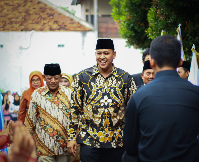 Kedatangan Mas Tri disambut oleh siswa-siswi SMP 33 Bekasi. Foto: Fanisa Maghfira.