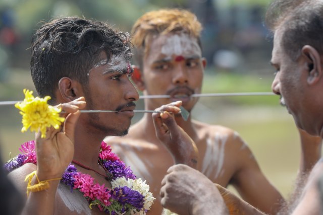 Pemeluk agama Hindu melakukan ritual tusuk diri, saat merayakan ritual keagamaan di Banda Aceh, Minggu (28/4). Foto: Suparta/acehkini