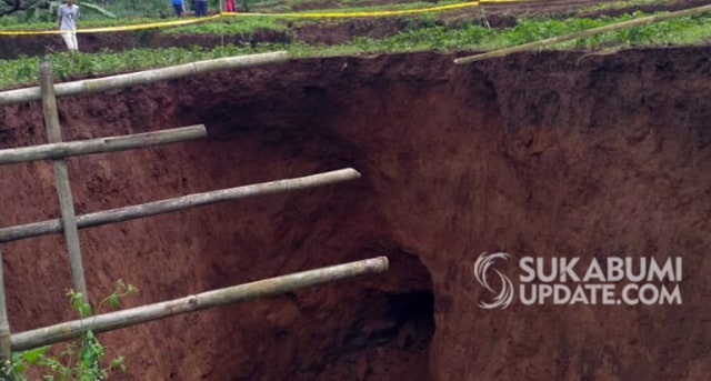 Lubang besar di area pesawahan warga Kampung Legoknyenang, RT 05/RW 02, Desa Sukamaju, Kecamatan Kadudampit, Kabupaten Sukabumi, Minggu, (28/4/2019). | Sumber Foto: Istimewa.