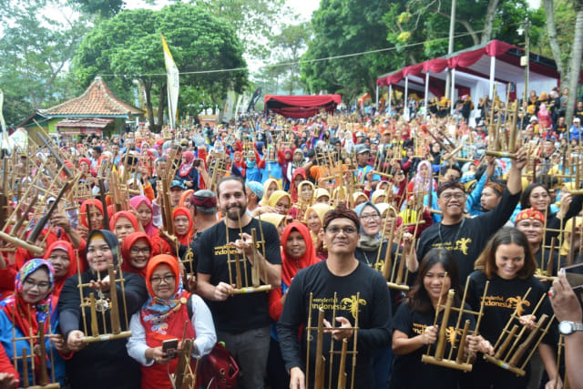 Festival Angklung Internasional yang digagas pemerintah daerah setempat bekerja sama dengan Kementerian Pariwisata di Waduk Darma Kuningan, Minggu (28/4), berlangsung meriah. (Andry)