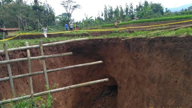 Lubang raksasa di Sukabumi. Foto: Istimewa
