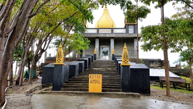 Berjejer kalender Hijriah di depan pintu masuk masjid kubah emas, yang berada di Desa Bongo, Kecamatan Batudaa Pantai, Kabupaten Gorontalo. Minggu, 28/4/. ( Foto : Burdu/banthayoid)