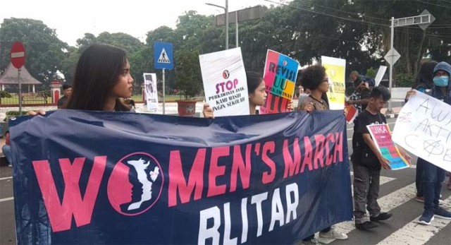 Aksi Women's March Blitar 2019 di alun-alun Kota Blitar, Minggu (28/4/2019). 