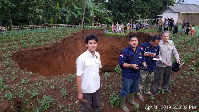 Lubang raksasa di Sukabumi. Foto: Dok. PVMBG