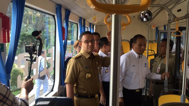 Gubernur DKI Anies Baswedan saat mencoba bus listrik yang akan diuji coba di Jakarta. Foto: Ferry Fadhlurrahman/kumparan