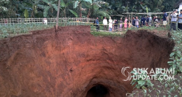 Lubang raksasa di Kampung Legoknyenang RT 05/02, Desa Sukamaju, Kecamatan Kadudampit, Minggu (28/4/2019). | Sumber Foto:Andri Somantri