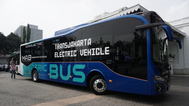 Bus Listrik Transjakarta di Balai Kota DKI Jakarta. Foto: Iqbal Firdaus/kumparan