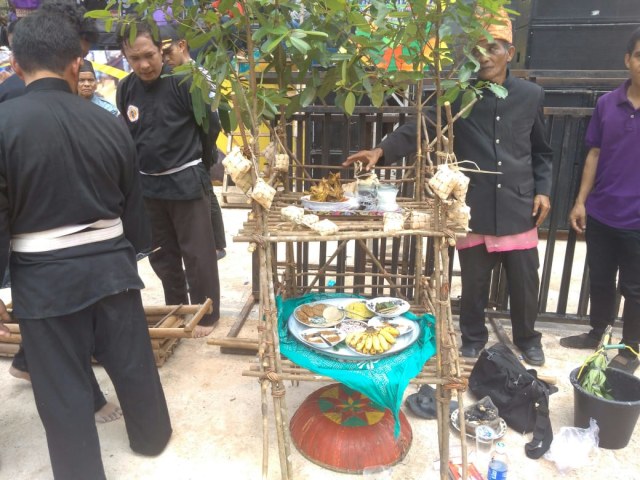 Ngancak atau sesajen untuk diberikan ke makhluk halus, berisikan nasi ketan, telur, pisang rejang.