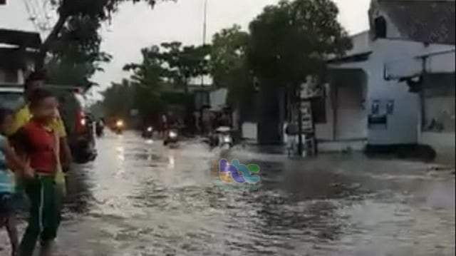 Kondisi jalan PUK poros kecamatan jurusan Sumberrejo-Kanor, di Desa Sumuragung Kecamatan Sumberrejo, yang tergenang banjir. Senin (29/04/2019)