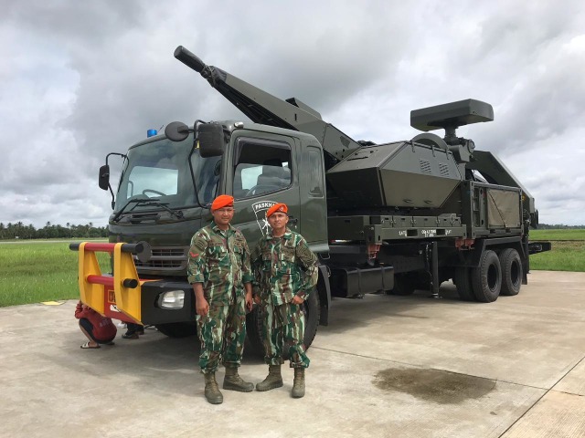 Dua operator Oerlikon Skyshield berdiri di dekat meriam. Foto: Teri Purna