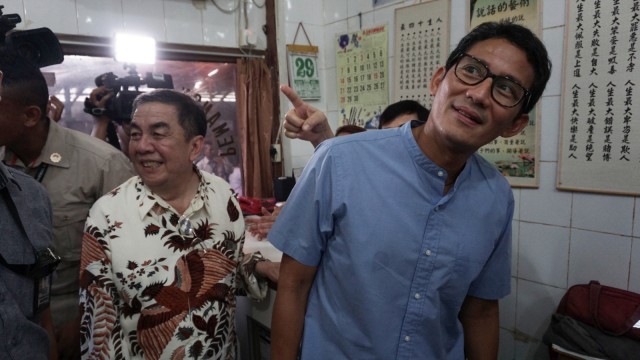 Sandiaga Uno saat tiba di tempat potong rambut di Ko Tang. Foto: Iqbal Firdaus/kumparan