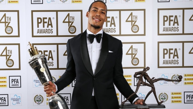 Virgil van Dijk merengkuh penghargaan PFA Players' Player of the Year. Foto: Dok. Liverpool