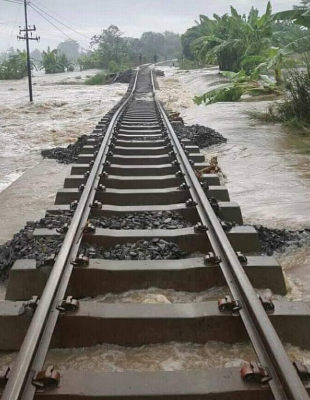 Perjalanan sejumlah kereta tertunda akibat banjir di Pasuruan