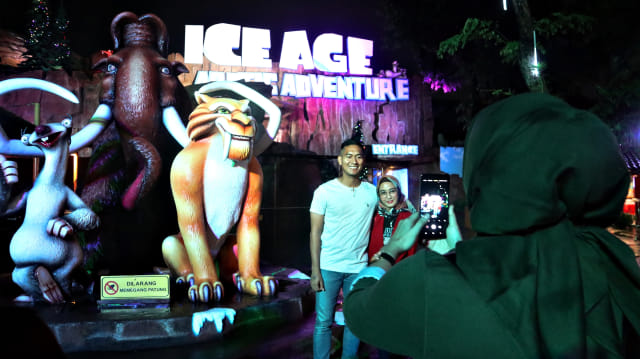 Pengunjung antusias berfoto di depan wahana Ice Age, Dufan Foto: Helinsa Rasputri/kumparan