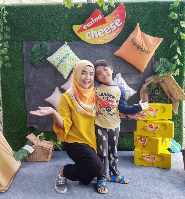 berfoto ria di photobooth Kumparan MOM dan Emina Cheese