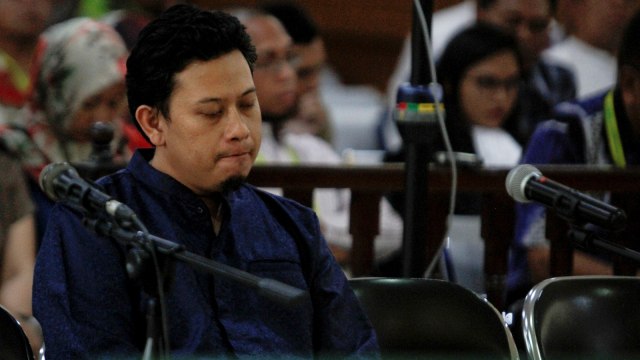 Terdakwa kasus dugaan korupsi dan pemerasan Dana Alokasi Khusus (DAK) pendidikan sekaligus Bupati nonaktif Cianjur, Irvan Rivano Muchtar menjalani sidang perdana di Pengadilan Tipikor, Bandung, Jawa Barat, Senin (29/4). Foto: ANTARA FOTO/Novrian Arbi