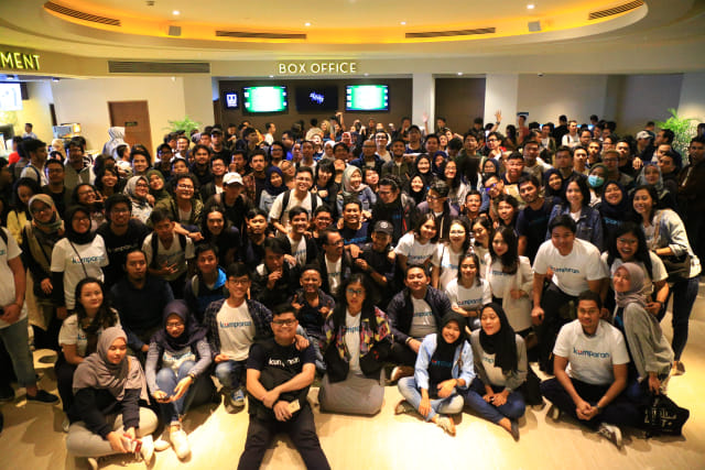 Foto bersama usai kumparan vekesyen #SekantorNobar di Plaza Indonesia, Senin, (29/4). Foto: Aditia Noviansyah/kumparan