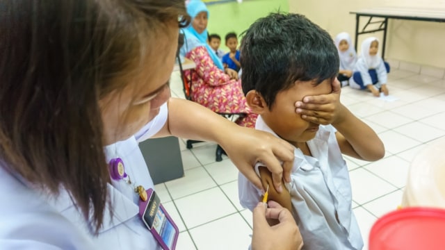 Imunisasi anak di sekolah. Foto: Shutter Stock