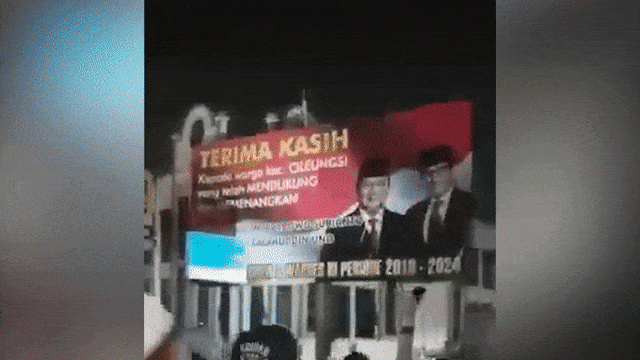 Polisi mengamankan penurunan baliho prabowo sandi di cileungsi bogor. Foto: Dok. Istimewa