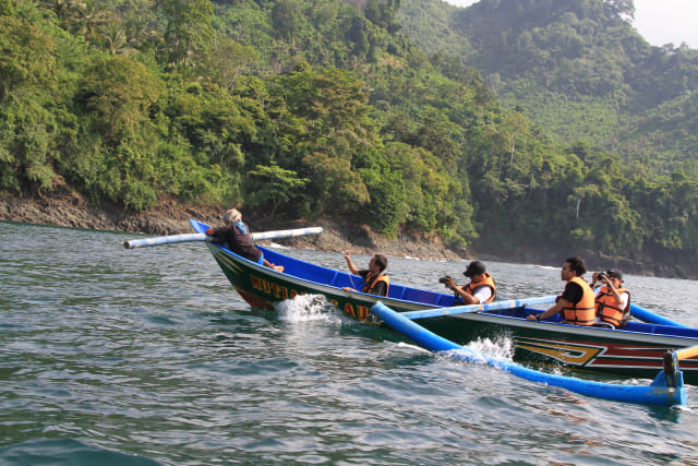 Para jurnalis dan influencer dalam perjalanan menuju Pantai Banyu Anjlok dan Pantai Bolu-Bolu, Kabupaten Malang. (foto: Bayu Eka Novanta/Tugu Malang).