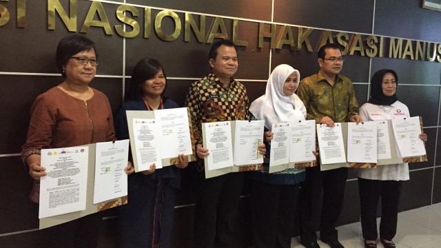 Komnas HAM, Komnas Perempuan, KPAI, ORI RI, LPSK, dan Ditjen Imigrasi tandatangani kesepakatan kerjasama tangani pencegahan penyiksaan di Rumah Detensi Imigrasi. Foto: Lutfan Darmawan/kumparan