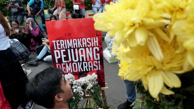 Warga melakukan tabur bunga untuk menghormati penyelenggara Pemilu 2019 yang gugur. Foto: Irfan Adi Saputra/kumparan