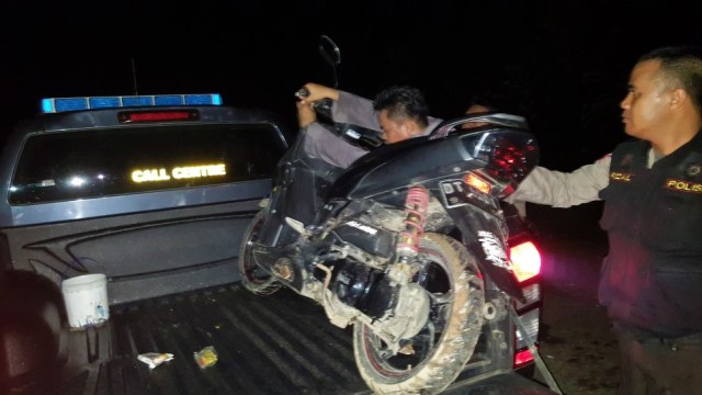 Motor milik tersangka yang ditinggal kabur, sementara pelaku masuk ke hutan, Senin (29/4). Foto: Foto: Lukman Budianto/kendarinesia