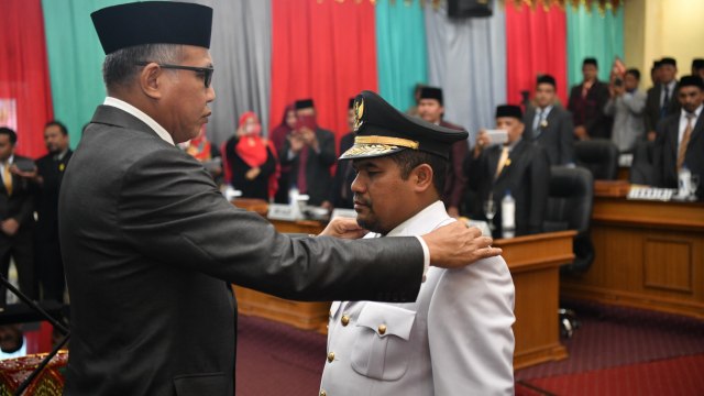 Pelaksana Tugas (PLT) Gubernur Aceh, Nova Iriansyah melantik Teungku Syarkawi sebagai Bupati Bener Meriah. Foto: Dok. Humas Pemerintah Aceh
