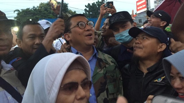 Waketum Gerindra Fadli Zon tiba di lokasi Baliho yang hendak dicopot di Cileungsi, Bogor. Foto: Lutfan Darmawan/kumparan