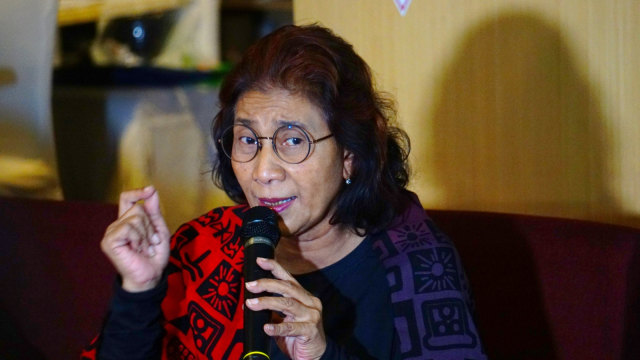 Menteri Kelautan dan Perikanan Susi Pudjiastuti saat Konferensi pers terkait intrusi kapal ikan asing di Perairan Natuna Utara di Halim Perdanakusuma, Jakarta, Selasa (30/4). Foto: Nugroho Sejati/kumparan