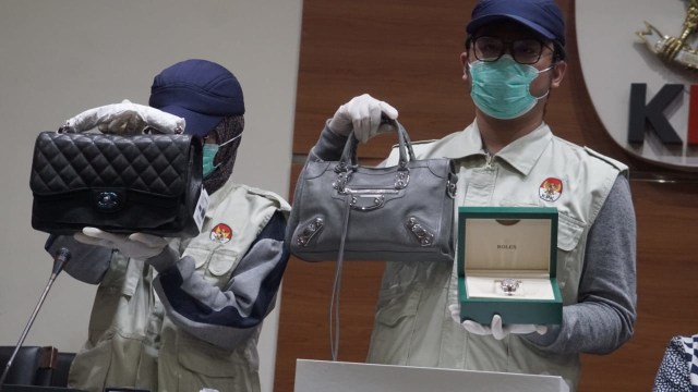 Petugas menunjukan barang bukti OTT Bupati Talaud di Gedung KPK, Jakarta, Selasa (30/4). Foto: Helmi Afandi Abdullah/kumparan