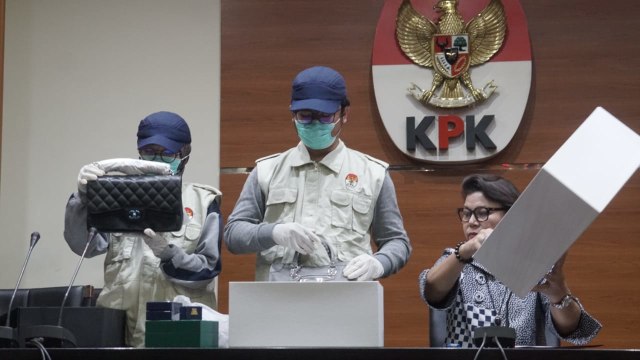 Petugas menunjukan barang bukti OTT Bupati Talaud di Gedung KPK, Jakarta, Selasa (30/4). Foto: Helmi Afandi Abdullah/kumparan