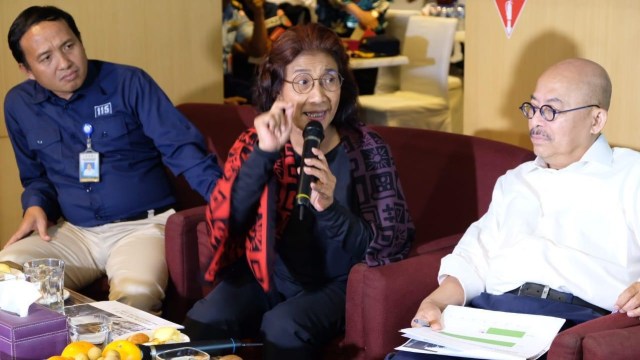 Menteri Kelautan dan Perikanan, Susi Pudjiastuti (tengah) didampingi koordinator staf khusus satgas 115 Mas Achmad Santosa (kanan) dan Agus Suherman. Foto: Dok. istimewa